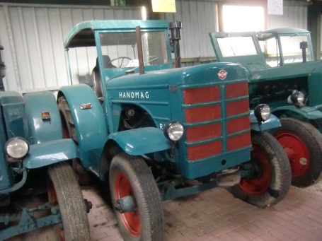 Sonsbeck : Balberger Straße, Traktorenmuseum Pauenhof, Traktoren, Halle 4